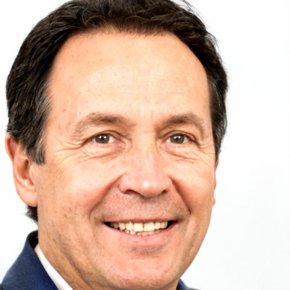 Retrato de Aurelio Mendoza, instructor senior especializado en análisis financiero